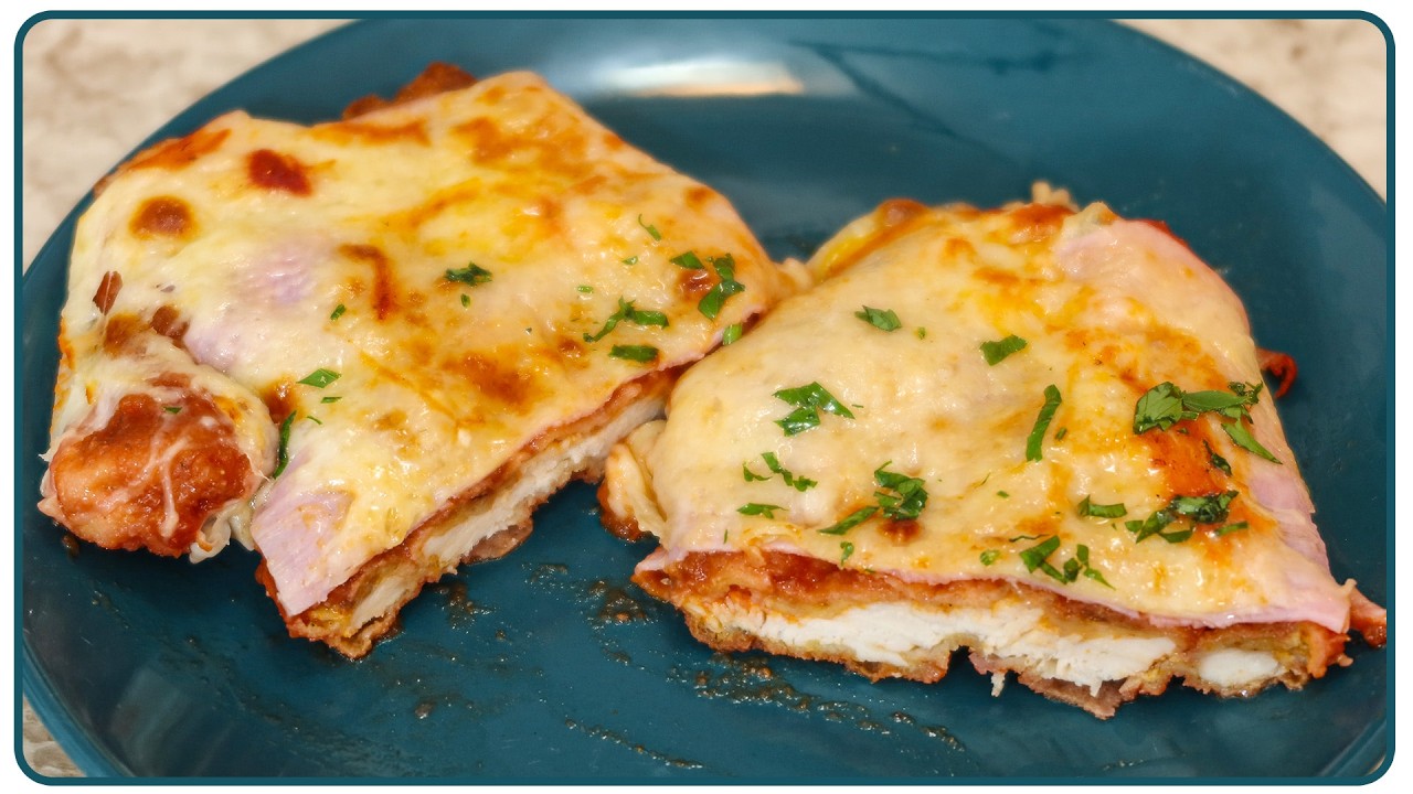 Parmegiana de frango com queijo derretido e molho de tomate