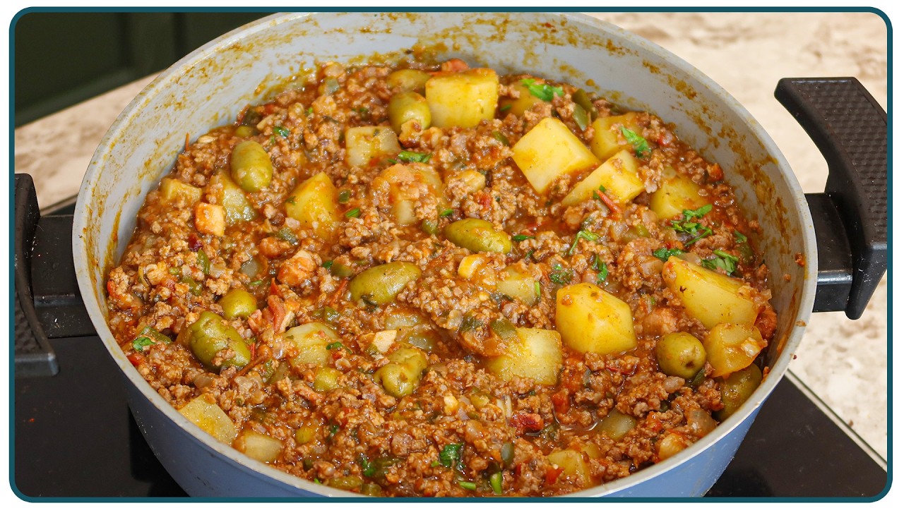 Prato de carne moída com batatas cozidas e temperadas