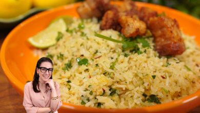 Prato de arroz temperado com limão, alho e ervas