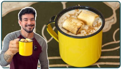 Bebida quente cremosa de paçoca servida em uma caneca