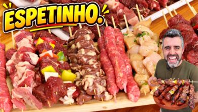 Espetinhos variados preparados para churrasco