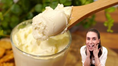 Requeijão caseiro cremoso em recipiente branco