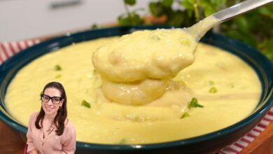 Creme de milho cremoso servido em tigela branca, decorado com cheiro verde