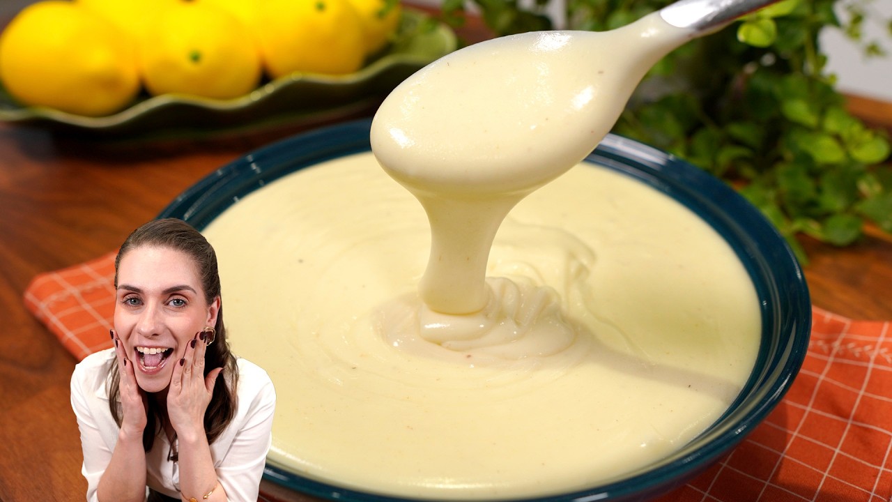 Molho bechamel branco cremoso em prato
