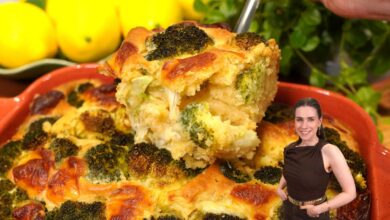 Torta salgada de brócolis com queijo em pedaços