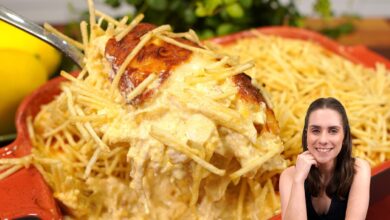 Fricassê de frango cremoso servido com batata palha