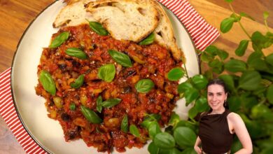 Caponata de berinjela com pimentões e azeitonas