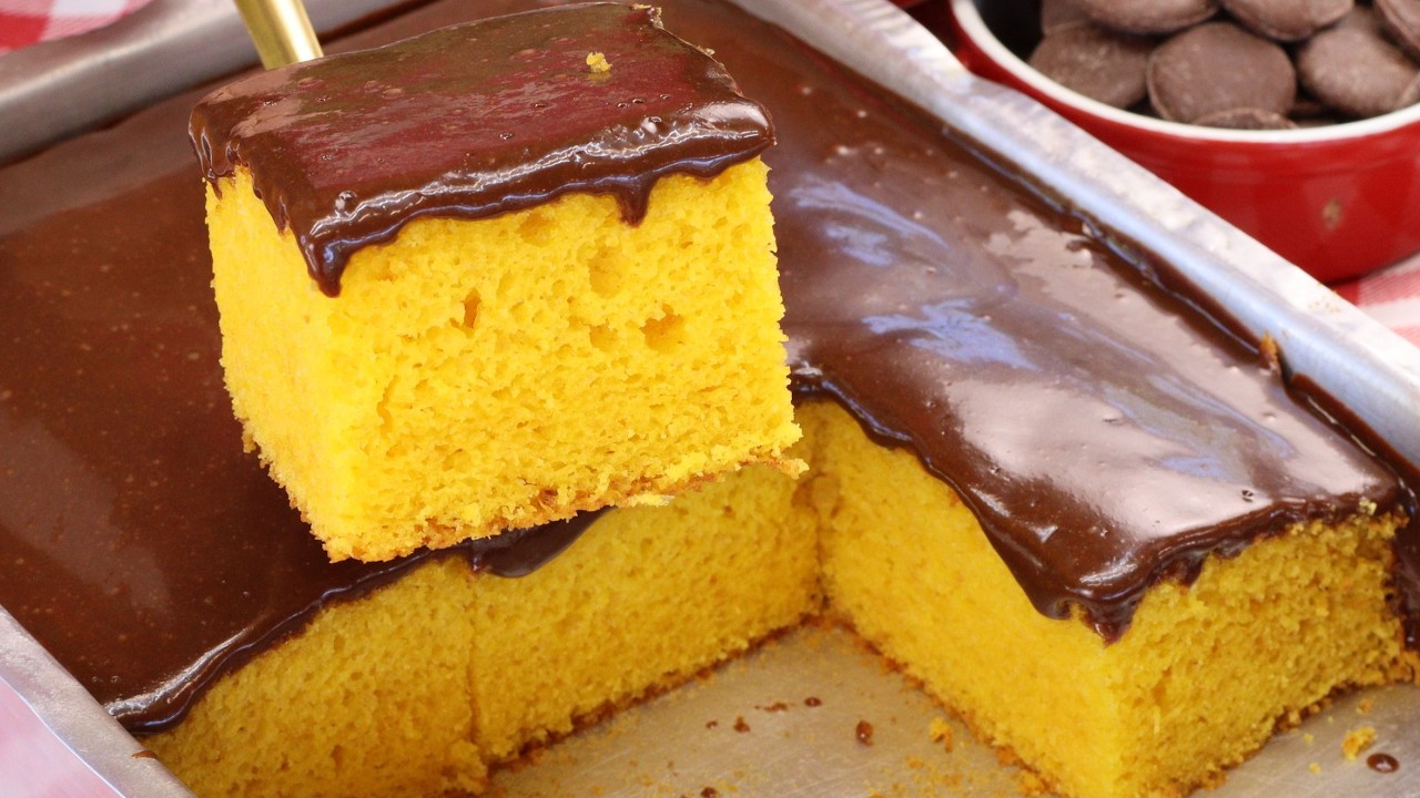 Bolo de cenoura com cobertura de chocolate meio amargo