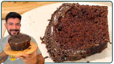 Bolo de chocolate fofinho e coberto com chocolate cremoso