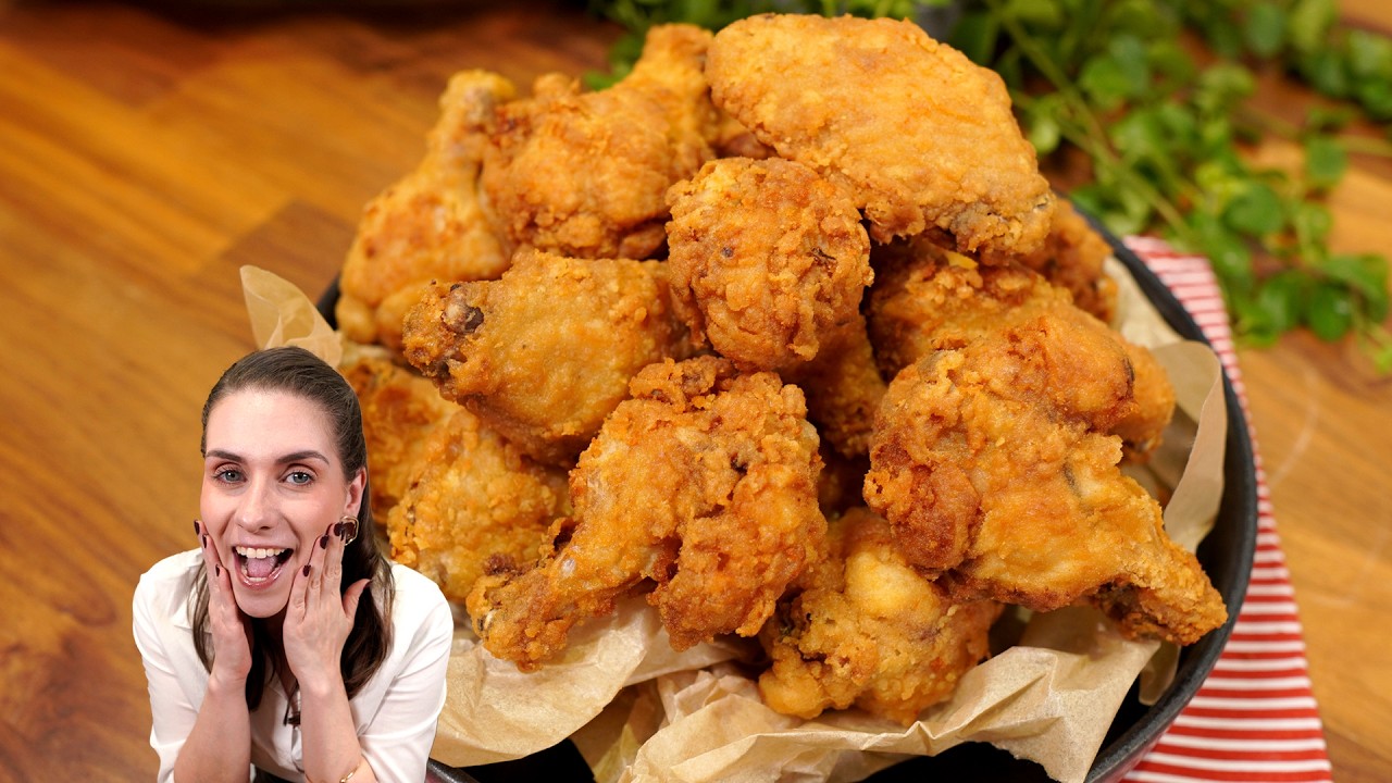 Frango frito crocante e sequinho em prato branco
