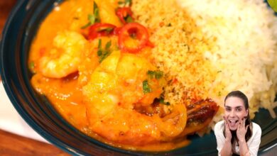Prato de moqueca de camarão com molho cremoso e pimentões