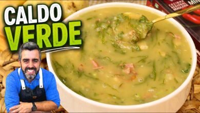 Caldo verde cremoso servido em tigela com couve picada