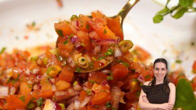 Vinagrete com tomate, cebola roxa, salsinha e cebolinha em tigela