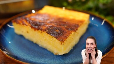 Bolo de fubá cremoso em pedaços sobre prato