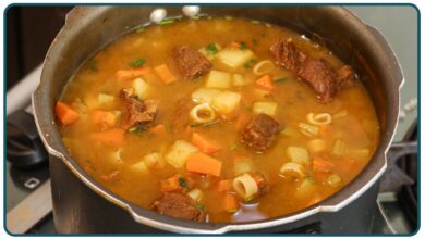 Sopa de carne simples com legumes e macarrão