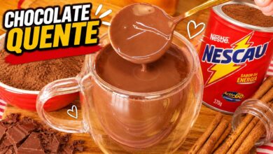 Chocolate quente cremoso em uma caneca