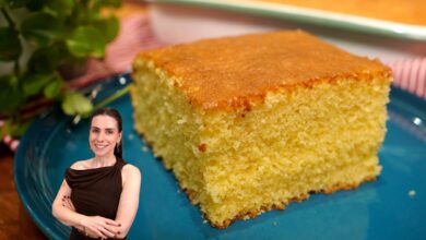 Fatias de bolo de fubá fofinho em prato