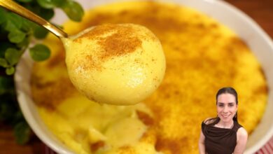 Sobremesa de curau de milho cremoso em prato branco