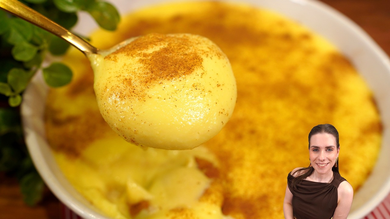 Sobremesa de curau de milho cremoso em prato branco