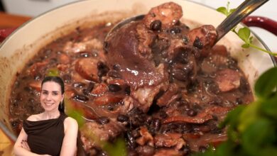 Prato de feijoada tradicional brasileira