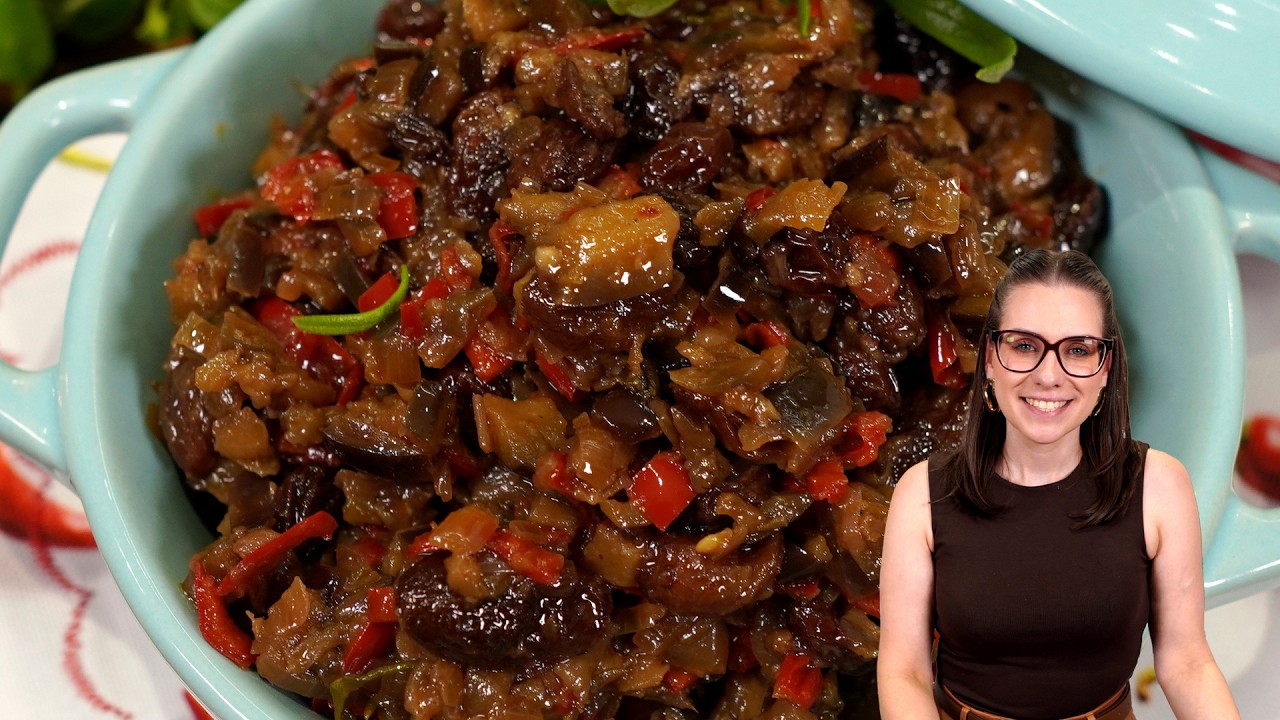 Prato de caponata de berinjela preparada na panela