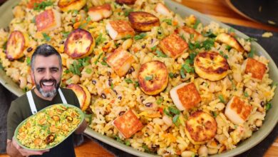 Prato de falso baião de dois com feijão fradinho, arroz, banana da terra, pimentões e queijo coalho