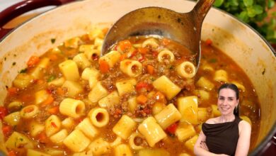 Sopa de macarrão com carne e legumes servida em prato fundo