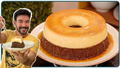 Bolo pudim de chocolate com calda de caramelo pronto para servir