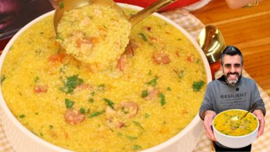Prato de canjiquinha com bacon e calabresa preparado e servido
