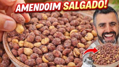 Amendoim torrado salgado crocante em um recipiente