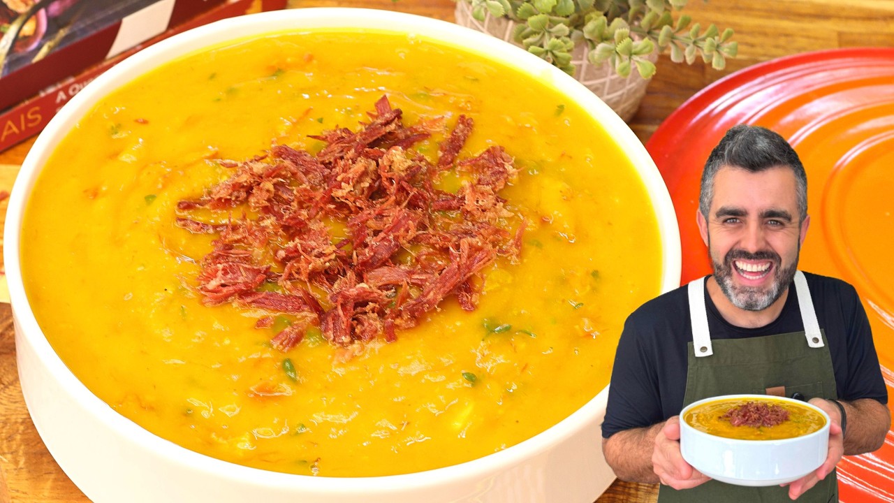 Caldo cremoso de abóbora cabotiá com carne seca servido em tigela