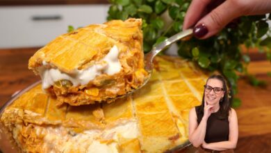 Empadão de frango com massa dourada e recheio cremoso