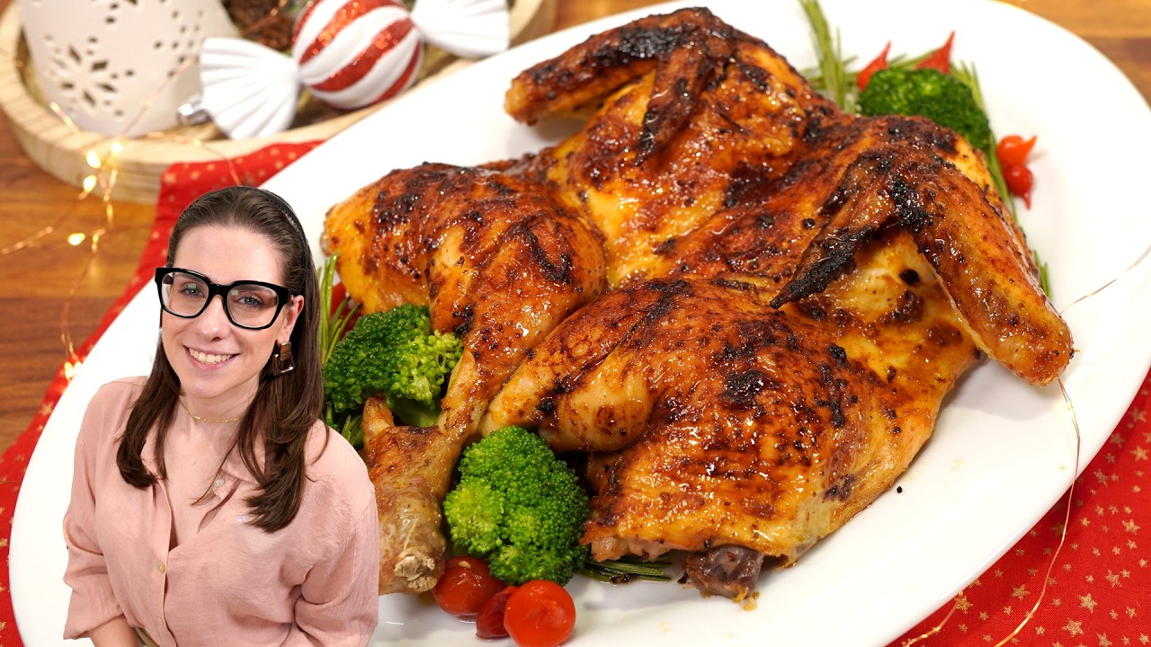 Prato de frango assado inteiro, dourado e suculento, servido numa travessa