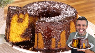 Bolo de cenoura com calda de chocolate
