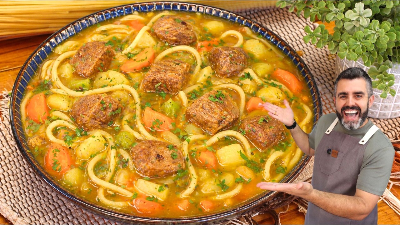 Sopa de carne com legumes servida em tigela branca