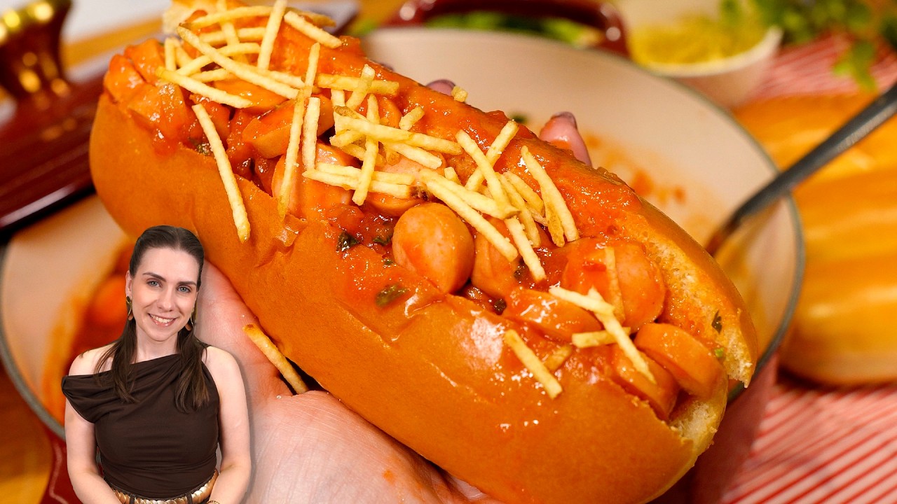 Molho de cachorro quente com salsichas e tomates