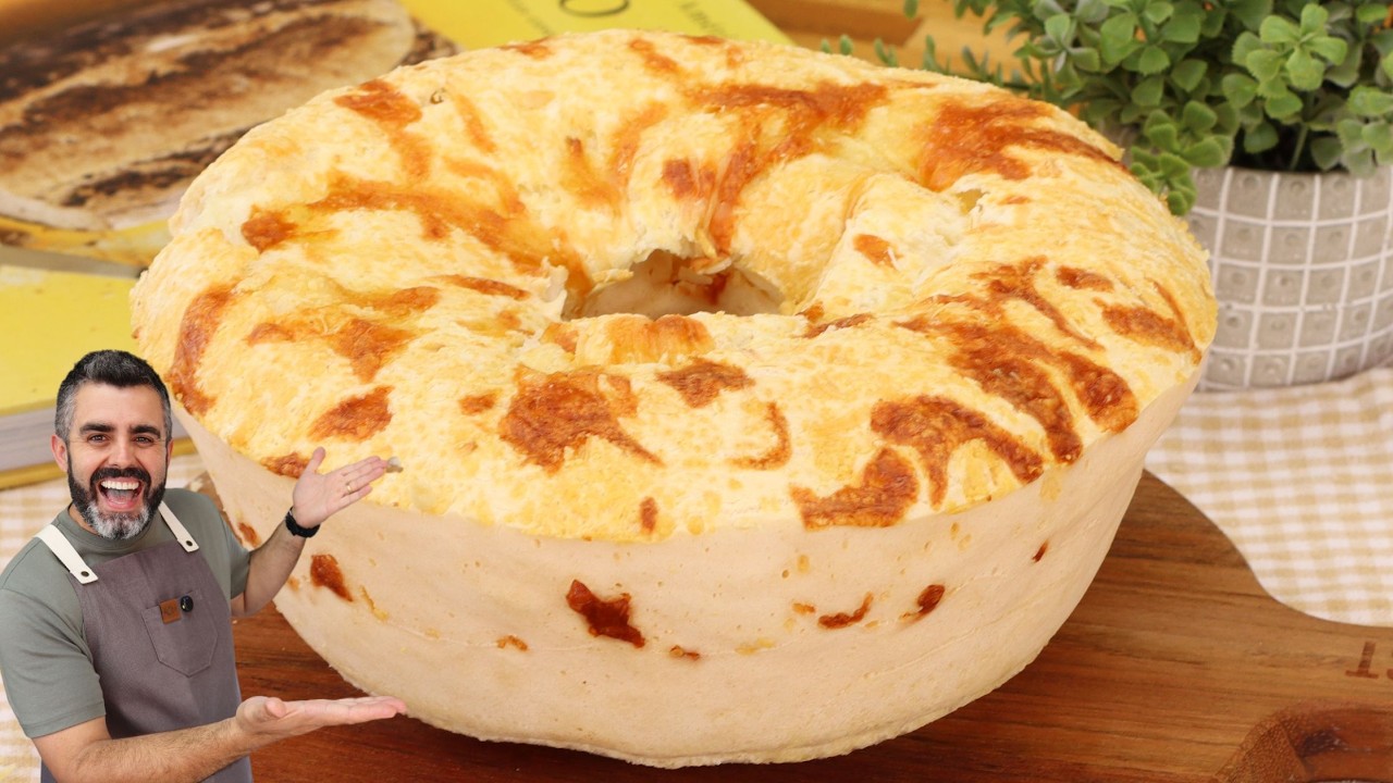 Bolo pão de queijo pronto numa forma