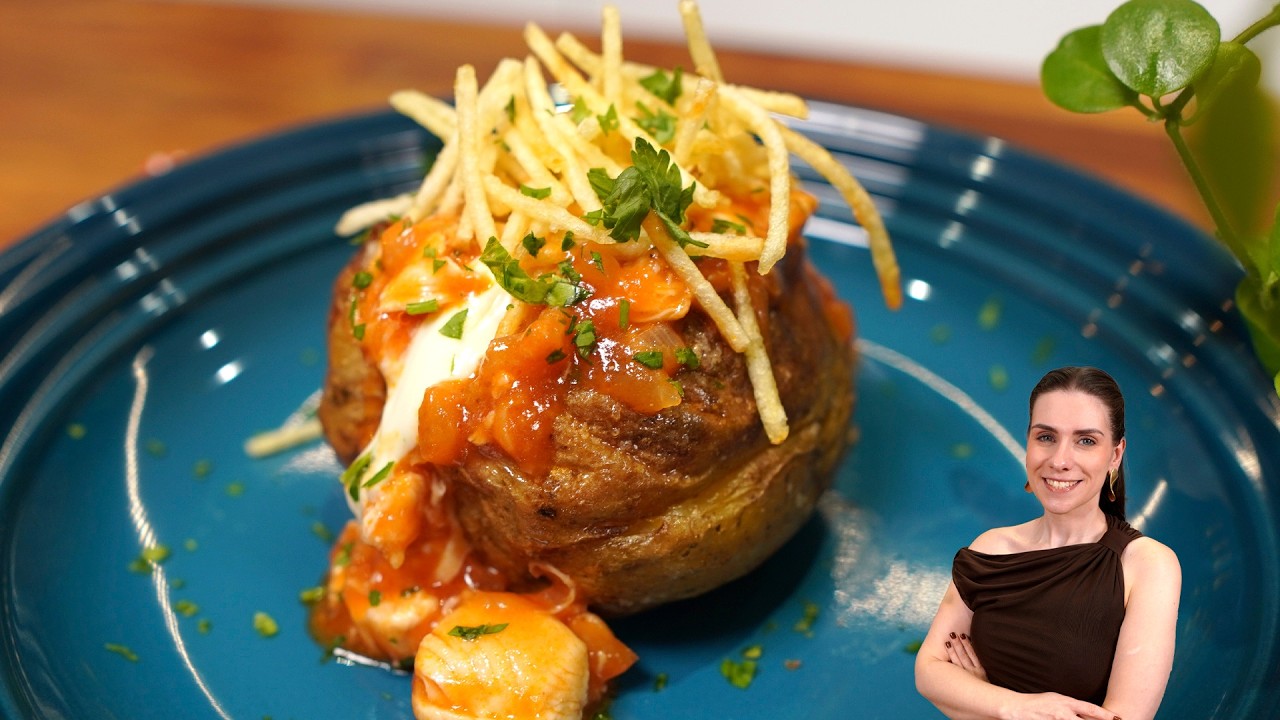 Batata recheada de frango com requeijão pronta para servir