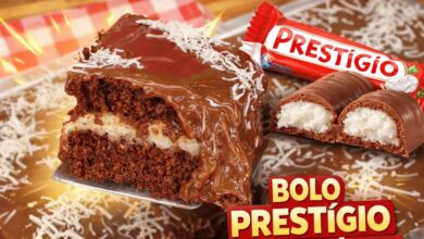 Bolo prestígio caseiro com cobertura de chocolate e recheio cremoso de coco