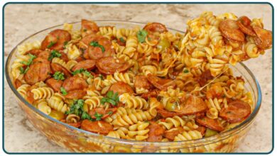 Prato de macarronada com calabresa, molho de tomate e queijo