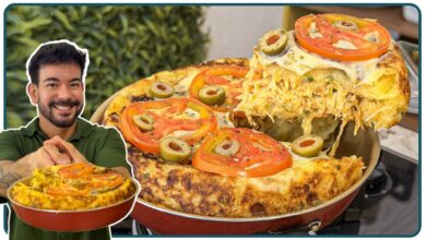 Lanche de frigideira com massa de aipim e recheio de frango