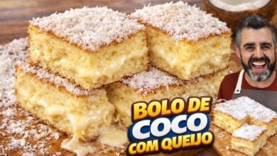Bolo de coco fofinho e úmido em fatias sobre prato branco