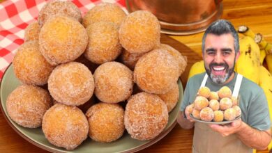 Bolinho de chuva com massa de banana polvilhado com açúcar e canela