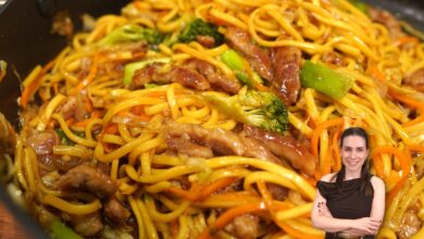 Yakissoba tradicional servido em prato branco com legumes e tirinhas de carne