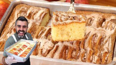 Bolo de maçã super fofo com cobertura de canela e açúcar