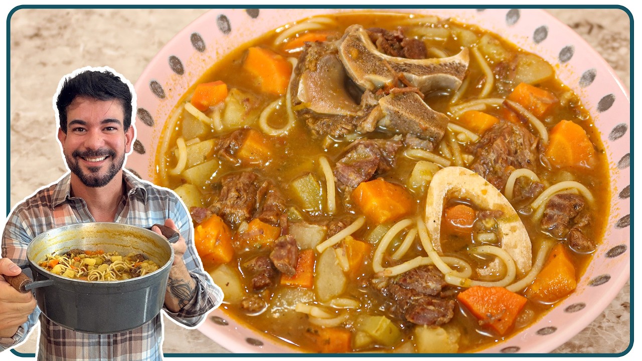 Sopa de carne com osso servida em prato fundo com legumes variados